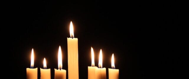 Öppen kyrka med ljuständning